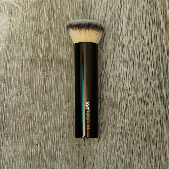 Hourglass Vanish Seamless Finish Foundation Brush - Picture 3 of 7